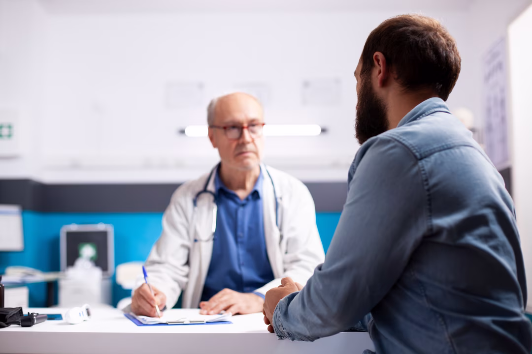 Equipe médica em ambulatório corporativo conforme NR-7